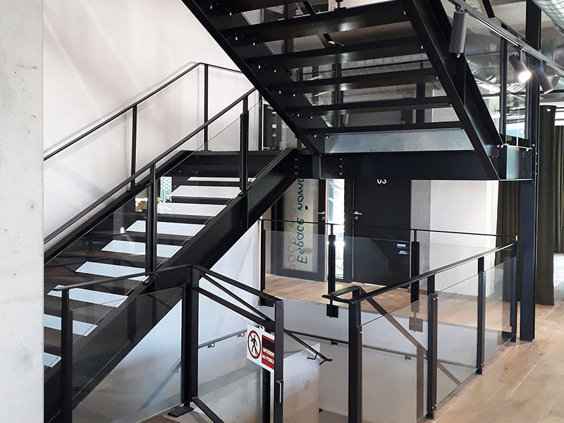 Escaliers et garde-corps métalliques, conçus, fabriqués et installés par Delebecque