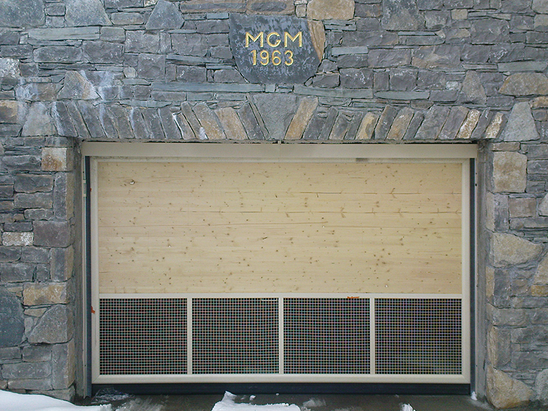 Porte automatique de garage en bois