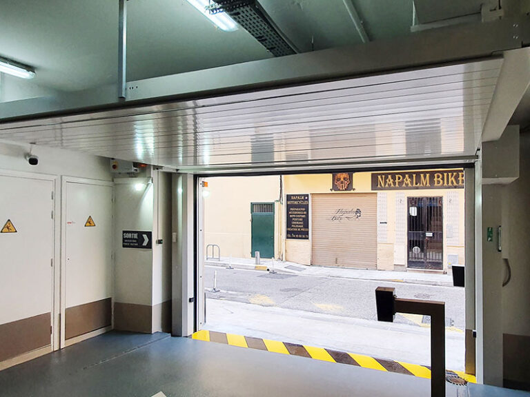 Porte Efaflex SST-Eco d'un parking souterrain