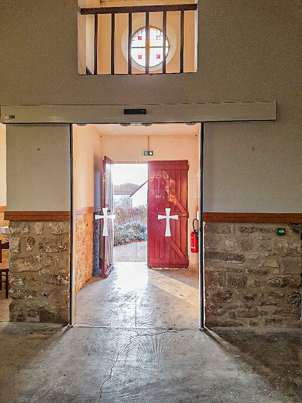 Porte automatique coulissante Lumina à l'entrée d'une église